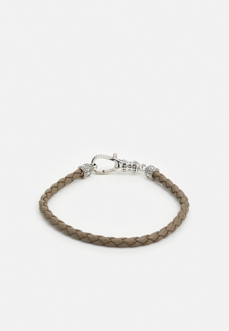 Bracciale in pelle intrecciata beige con accenti in metallo tono argento e chiusura a moschettone. Finitura testurizzata con un aspetto liscio.