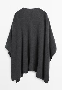 Tmavě šedý žebrovaný pletený pončoš s širokými, volnými stranami a kulatým výstřihem, předvedený na bílém pozadí.