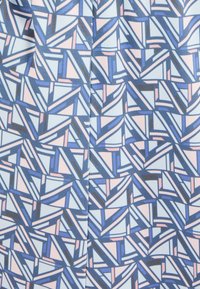 Tissu à motif géométrique présentant différentes nuances de bleu, de rose et de noir, avec des formes angulaires s'entrecroisant créant une apparence texturée.