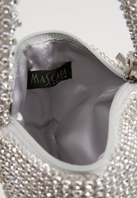 Sac à main à perles argentées avec un intérieur en tissu métallique lisse. Comprend une fermeture éclair et une étiquette portant l'inscription "Mascara London".