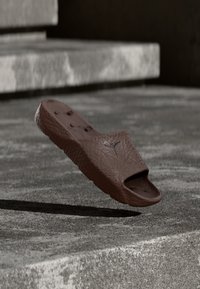 Nevybrané, tattoo/burgundy ash