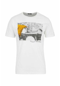 Camiseta de algodón blanca con un estampado gráfico de un coche con capó de leopardo amarillo y detalles de fondo en negro. Incluye el texto "Replay Custom Garage".