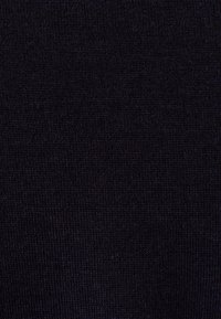 Tissu sombre à côtes avec une texture fine. La couleur est un bleu marine profond ou noir, présentant un éclat subtil dans les zones surélevées du tricot.