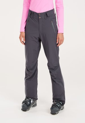 Pantaloni da neve grigi con tasche con zip, vita aderente e gambe larghe, abbinati a scarponi da sci neri. Texture liscia, materiale resistente.