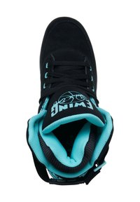 Czarne sneakersy z jasnoniebieskimi akcentami, charakteryzujące się wysokim designem, grubymi sznurowadłami, wyściełanym kołnierzem i logo na języku.