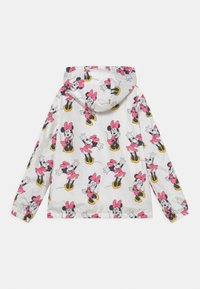 Giacca bianca con cappuccio caratterizzata da una stampa totale di Minnie Mouse in vestiti rosa e scarpe gialle. Texture liscia con polsini elasticizzati.