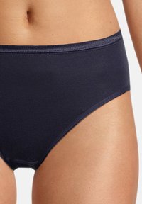Mutande alte in blu navy, realizzate in un tessuto morbido ed elastico. Presentano una cintura larga e un taglio classico. Senza motivi o decorazioni visibili.