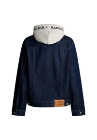 Chaqueta de mezclilla con una sudadera gris, que cuenta con un logo negro de "Red Bull Racing" en el cuello y una etiqueta de marca en la parte posterior.