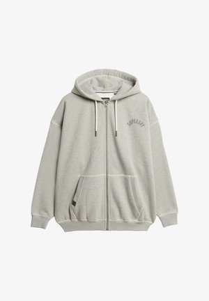 Sudadera con cremallera de color gris claro en mezcla de algodón, con capucha, bolsillos frontales y un pequeño logo en el pecho. Textura suave, corte holgado.