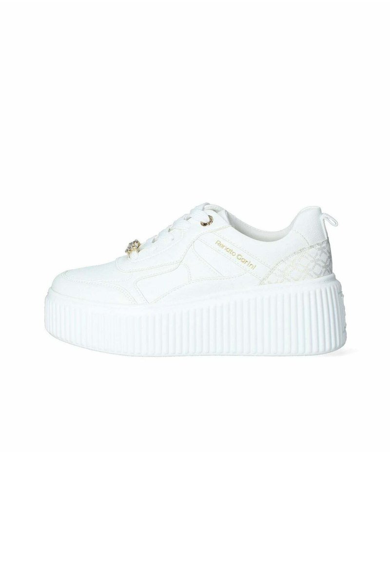 Sneakers platform bianche con superficie texture, punta arrotondata, design con lacci e dettagli in hardware dorato. Presentano suola rigata e accenti decorativi.