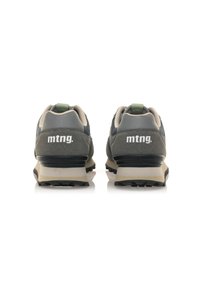 Zapatillas deportivas en gris y verde con tejido texturizado, tira en el talón de contraste y logotipo decorativo. Suela de goma gruesa con patrón de neumático.
