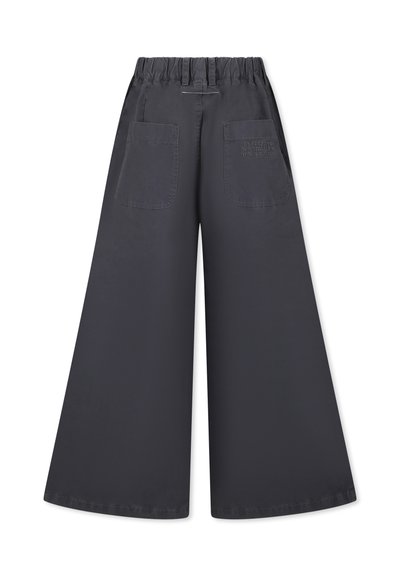 Pantalons larges gris foncé avec une taille élastique et deux poches arrière. Tissu lisse avec des détails cousus et une coupe décontractée.