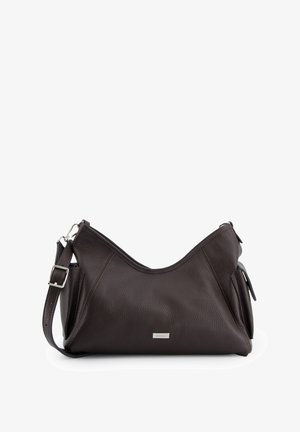 Sac à main en cuir marron au design souple, avec un logo argenté en accent et une bandoulière ajustable. Surface texturée et forme arrondie.