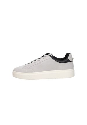 Lichtgrijze lage sneaker met witte zool, zwarte kraag en veters aan de voorkant, zijaanzicht op witte achtergrond.