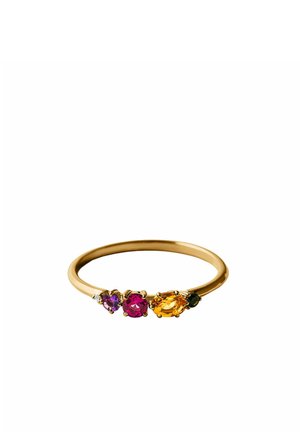 Anillo de banda de oro con cinco pequeñas piedras preciosas en púrpura, rosa, naranja, verde y transparente, colocadas en una fila en la parte superior del anillo.