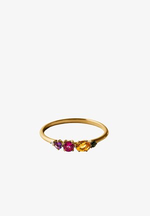 Anillo de banda de oro con cinco pequeñas piedras preciosas en púrpura, rosa, naranja, verde y transparente, colocadas en una fila en la parte superior del anillo.