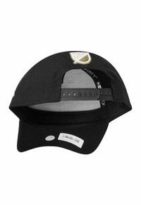 Schwarze Baseballmütze mit gesticktem Logo, gebogenem Schirm und verstellbarem Riemen innen. Innenfutter ist grau und es gibt ein Größenetikett.