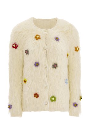 Cremefarbener flauschiger Cardigan mit Perlenknöpfen und bunten kleinen Blumenapplikationen, verteilt über Vorderseite und Ärmel.