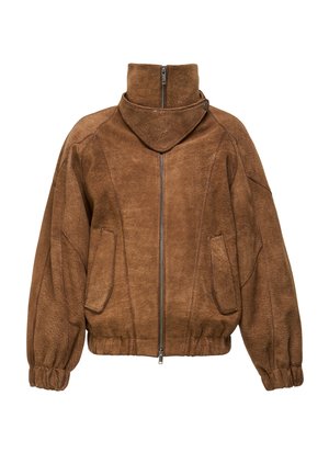 Bruine suède jas met hoge kraag, ritssluiting aan de voorkant, twee klepzakken aan de voorkant, elastische manchetten en een nekflap met drukknopen.