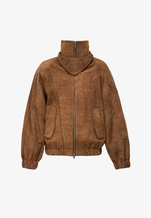 Ruskea mokkanahkatakki, jossa on korkea kaulus, etuvetoketju, kaksi etutaskua läpällisillä lapeilla, joustavat hihansuut ja niskassa nepparikiinnitteinen läppä.