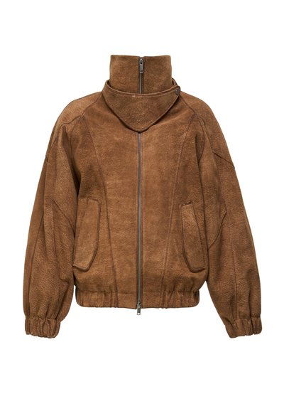 Hnedá semišová bunda s vysokým golierom, predným zipsom, dvoma prednými vreckami so záklopkou, elastickými manžetami a golierovým záklopom na cvoky.