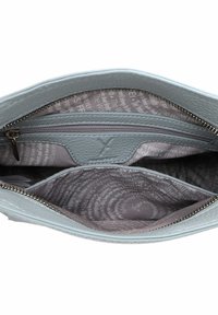Interno della borsa in pelle grigio ardesia con una tasca con zip e due scomparti. Foderato in tessuto con un motivo testuale ripetitivo. Accessori in argento.