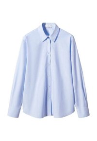 Camisa de manga larga azul claro con rayas verticales, cuello botón y cierre frontal con botones. Está hecha de una tela suave.