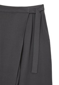 Jupe portefeuille gris foncé avec un nœud sur le côté et une fermeture à bouton, dotée d'un tissu lisse et d'un design épuré et minimal.