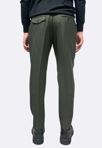 Pantaloni sartoriali verde oliva con una texture liscia, dotati di due tasche posteriori con chiusure a bottone e design a gamba dritta.