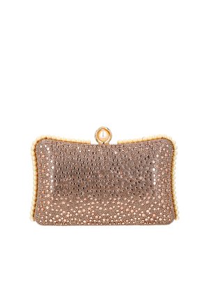 Rechthoekige clutch in roségoud, versierd met kleine ronde kristallen en een parelrand, met een enkele parelknop sluiting aan de bovenkant.