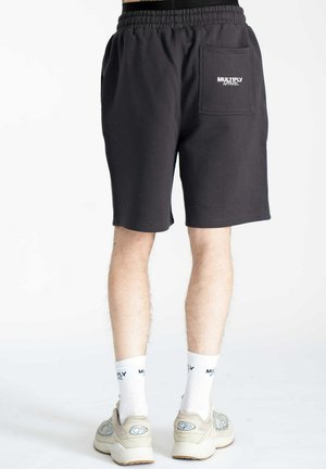 Zwarte shorts gemaakt van een textuurstof, met een elastische tailleband en een achterzak met het witte "MULTIPLY APPAREL" logo.