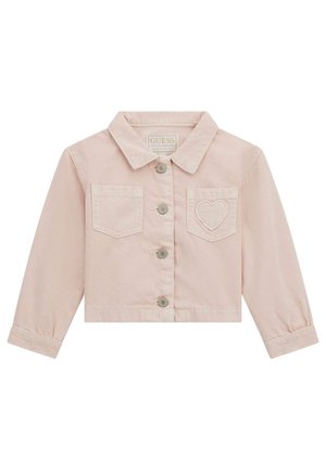 Chaqueta infantil de color rosa claro con botones, cuello, dos bolsillos delanteros, uno con un detalle en forma de corazón, y mangas largas.