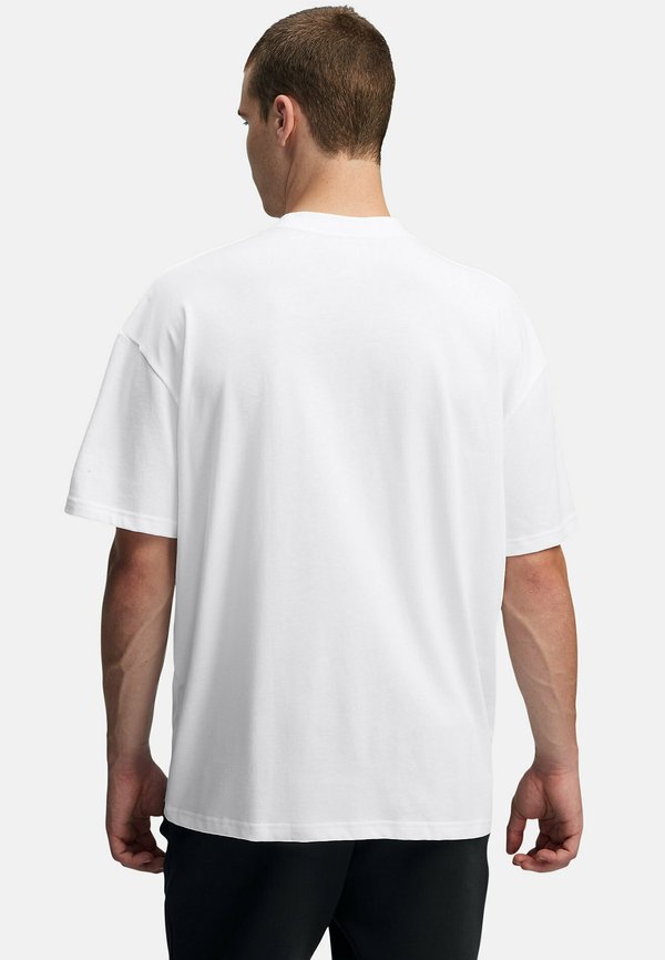 HEAVYWEIGHT OVERSIZED BOX LOGO - Sports T-shirt4
