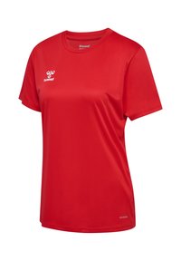 Rød kortærmet atletisk trøje lavet af fugttransporterende materiale, med rund halsudskæring og et lille hvidt logo på brystet.