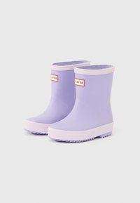 Violetit kumisaappaat valkoisilla pohjilla, joissa on sileä pinta ja pyöreä kärki. "HUNTER"-logo punaisella sivuilla.