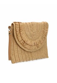 Geweven rieten clutch in beige, met een getextureerd lichaam, afgeronde franjerand en leren schouderband voor extra detail en functionaliteit.