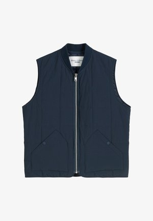 Granatowa pikowana kamizelka z wysokim kołnierzem, zamkiem błyskawicznym z przodu i dwoma kieszeniami z klapami. Wykonana z lekkiego materiału o gładkiej fakturze.