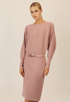 Strickkleid in zartem Rosa mit geripptem Muster, ausgestattet mit einem weiten Bootsausschnitt, langen Ärmeln und einer taillierten Taille mit metallischen Akzenten.