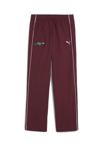 Burgundowe spodnie sportowe z białymi paskami po bokach, z haftowanym zielonym wzorem jaszczurki na lewym udzie i elastycznym pasem.