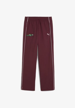 Pantaloni sportivi bordeaux con righe bianche sui lati, presentano un design di lucertola verde ricamato sulla coscia sinistra e una vita elastica.
