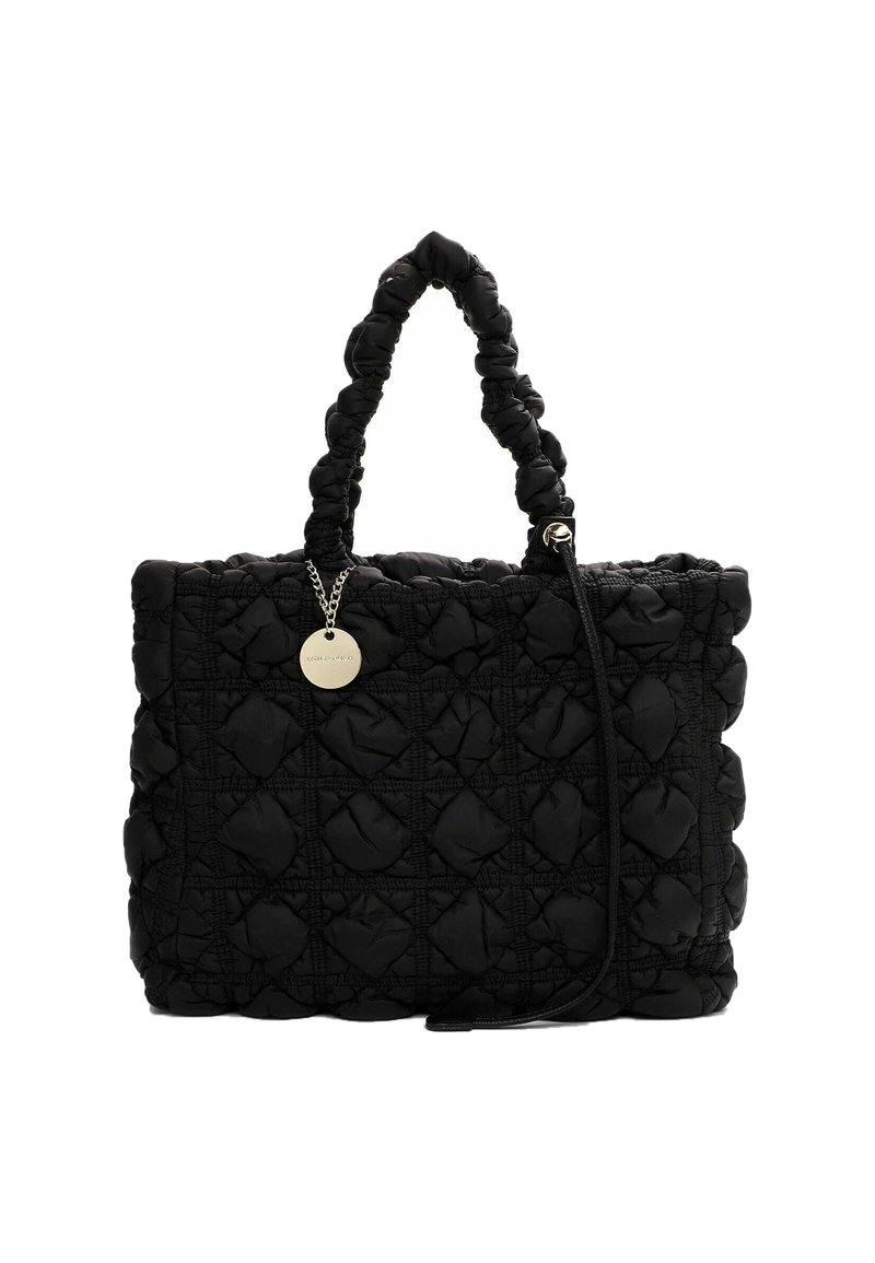 Sort quiltet tote taske lavet af blødt stof, med pufferede diamantmønstre, løbede håndtag og en sølvcharms fastgjort med en kæde.