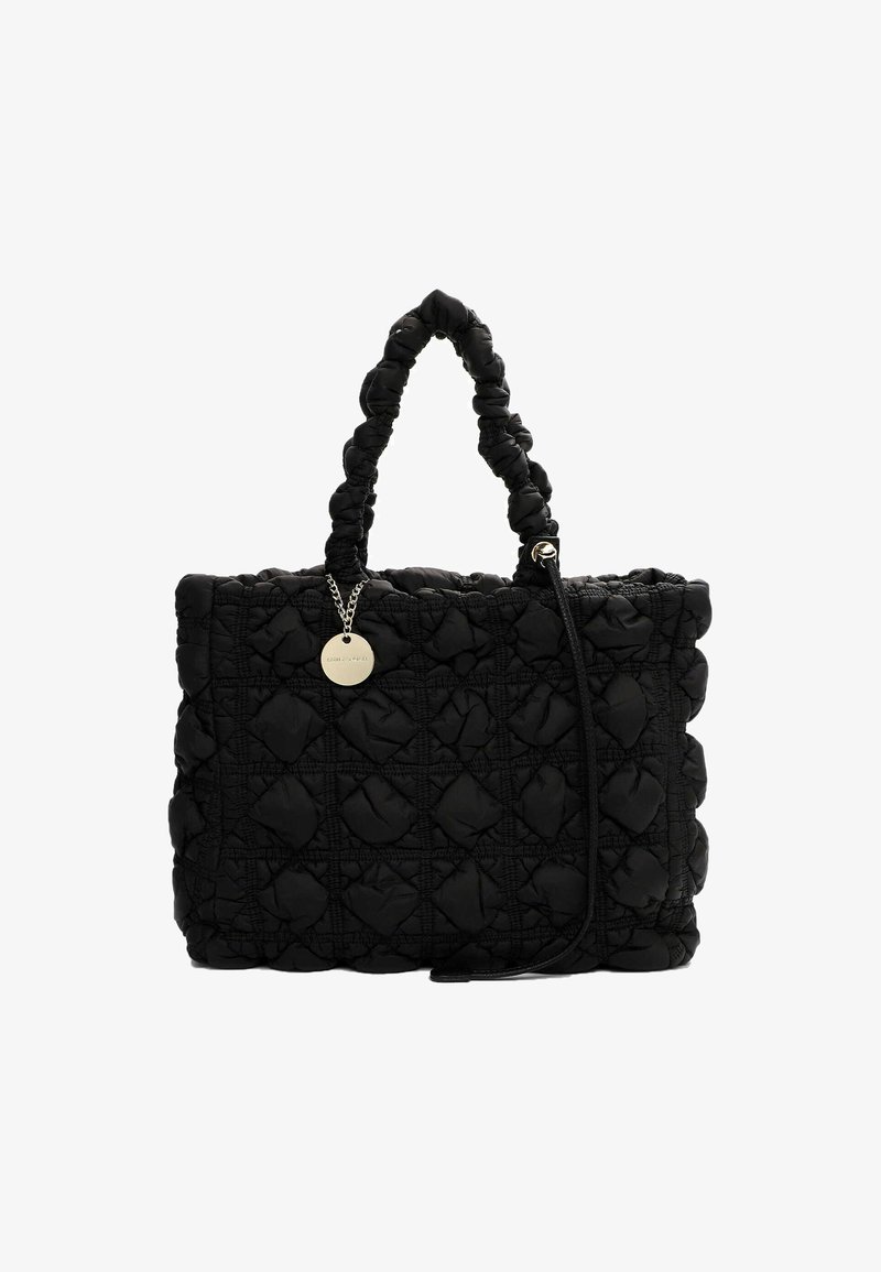 Sort quiltet tote taske lavet af blødt stof, med pufferede diamantmønstre, løbede håndtag og en sølvcharms fastgjort med en kæde.