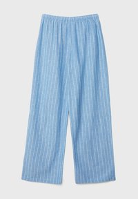 Jasnoniebieskie spodnie typu wide-leg wykonane z miękkiego materiału z białymi pionowymi paskami i elastycznym paskiem w talii dla komfortu.