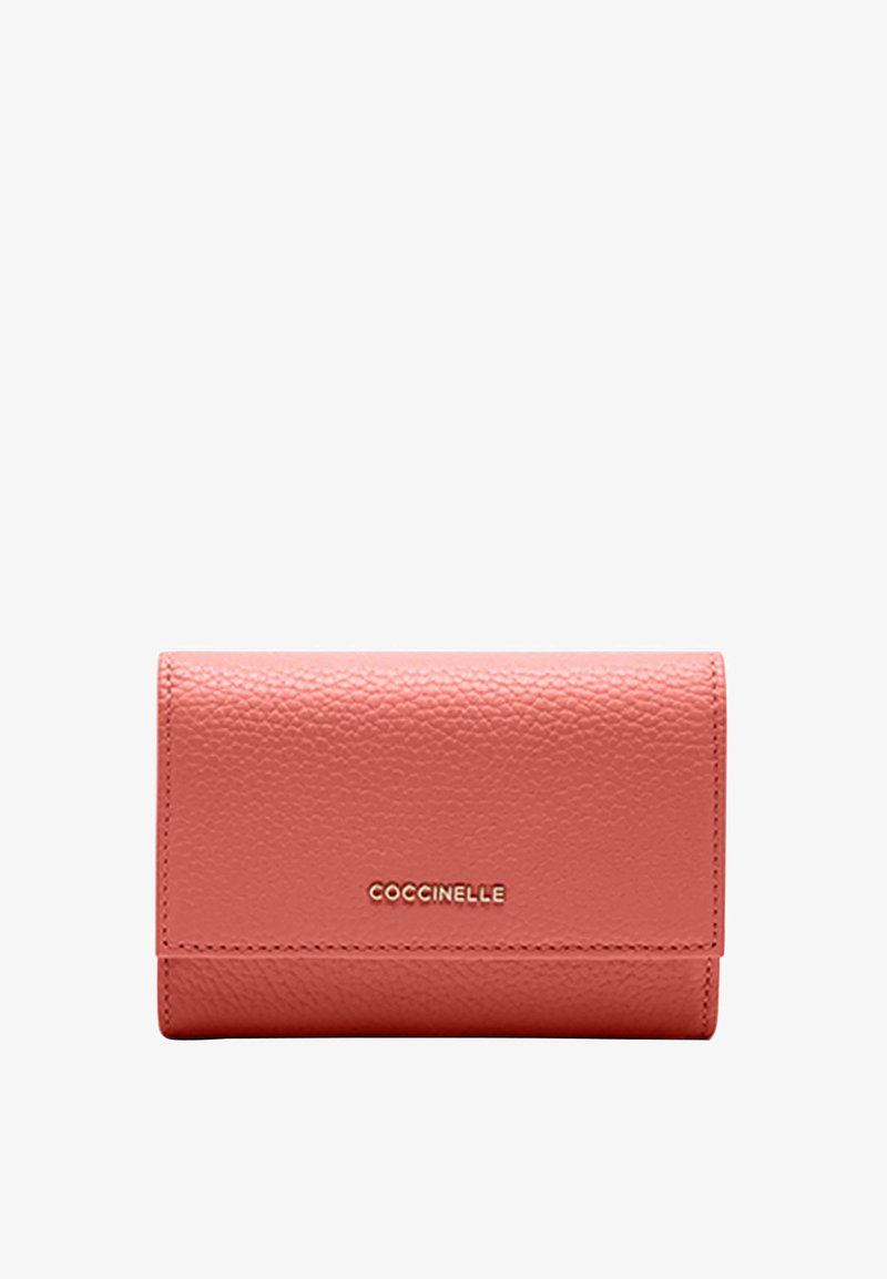 Koraal leren portemonnee met een gestructureerde afwerking, voorzien van een gouden merkimpressie aan de voorkant en een rechthoekige vorm met een opvouwbaar ontwerp.