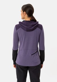 Felpa sportiva viola con design aderente, maniche nere, tasca con zip e cappuccio con cordino. Texture liscia e accenti a contrasto.