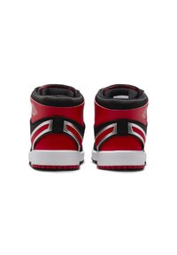Rote und schwarze High-Top-Sneaker aus glattem Leder, mit gepolstertem Schaft, weißer Mittelsohle und markanten silbernen Akzenten. Dicke Gummisohle.