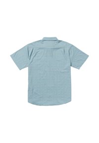 Camisa de manga corta en azul claro con un diseño estampado que presenta formas de diamante. Incluye un bolsillo trasero y un cuello con botones.