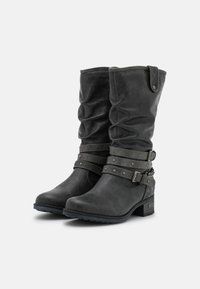 Bottes montantes en faux cuir gris avec une texture plissée, des sangles décoratives ornées de clous et un talon carré.