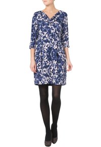 Šaty s květinovým potiskem v námořnické modré a krémové barvě, s draped výstřihem, rukávy tři čtvrtiny a pasem se švy a sklady.