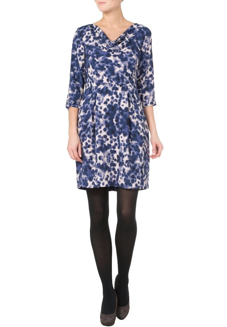 Šaty s květinovým potiskem v námořnické modré a krémové barvě, s draped výstřihem, rukávy tři čtvrtiny a pasem se švy a sklady.